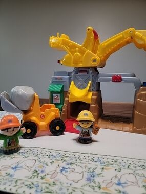Fisher-Price Yellow Construction Crane Playset with Figures